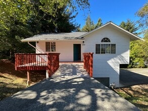 Building Photo - 1146 Vista Dr