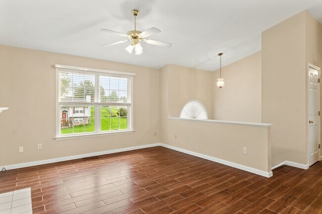 Foto del edificio - 3 Bed / 3 Bath. Pet Friendly. Easy access ...