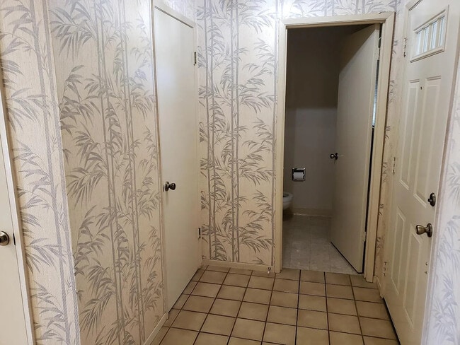 Entry hall - 1533 N 1st St