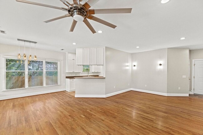 Foto del edificio - Large Leland Home for rent with Fenced Back Yard!