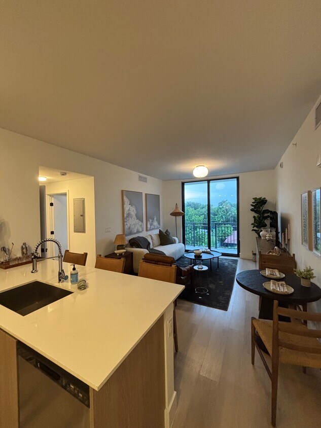 Foto principal - 2445 NE 183rd St