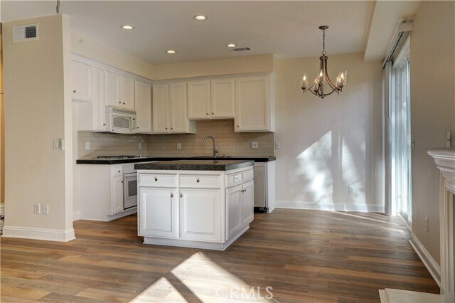 Building Photo - 7124 Farralone Ave