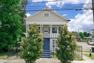 Building Photo - 740 Thayer