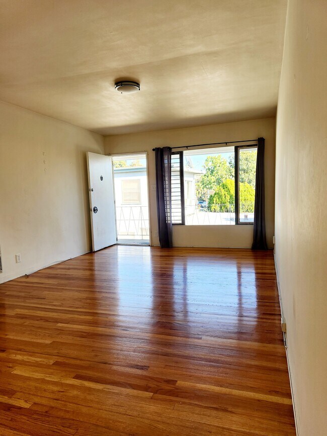 Building Photo - 319 N Chevy Chase Dr