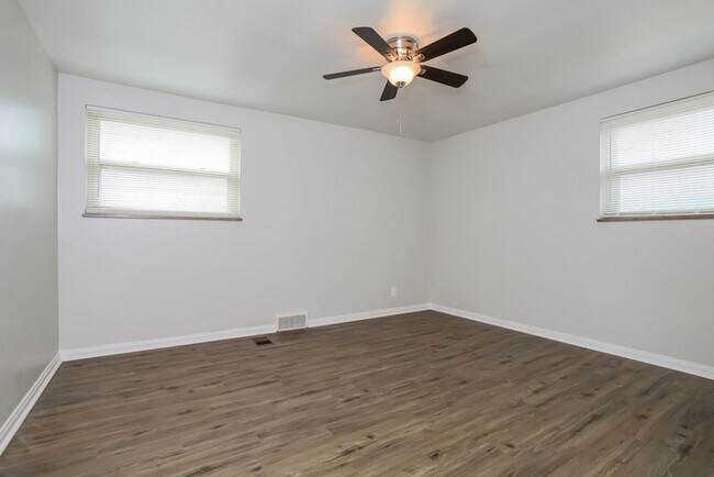 Foto del edificio - 5565 Fairwood Rd