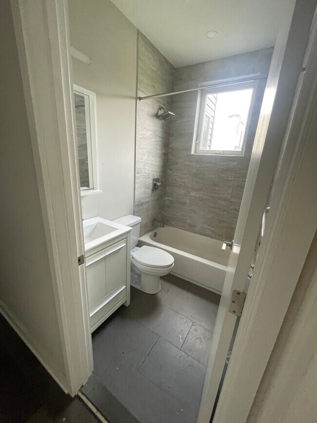 Baño del pasillo - 2409 Ridge Ave