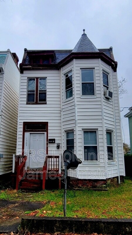 Primary Photo - 1305 Oakwood Ave