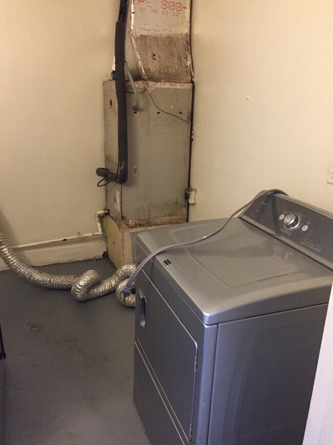 Building Photo - Large 3-1 house in the Manors  with big backyard and central air