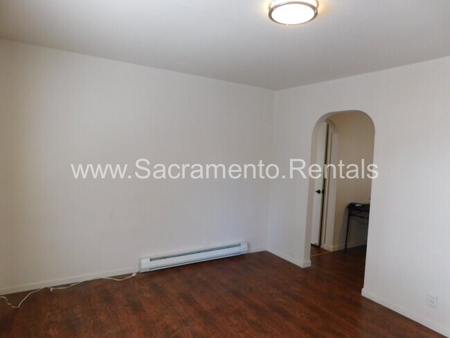 Building Photo - Cute 1 bd/1 ba Sacramento Cottage
