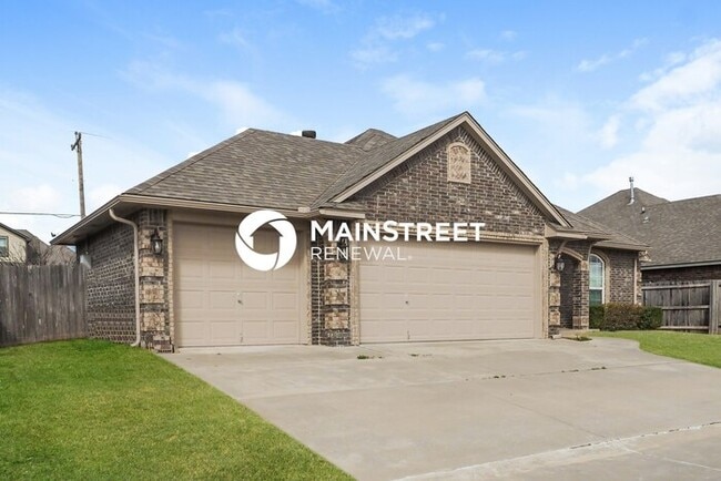 Foto del edificio - 3 Bedroom Pet-Friendly Home in YUKON, OK with Main Street Renewal