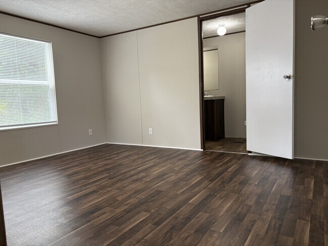 Foto del edificio - 227 Laurel Ln