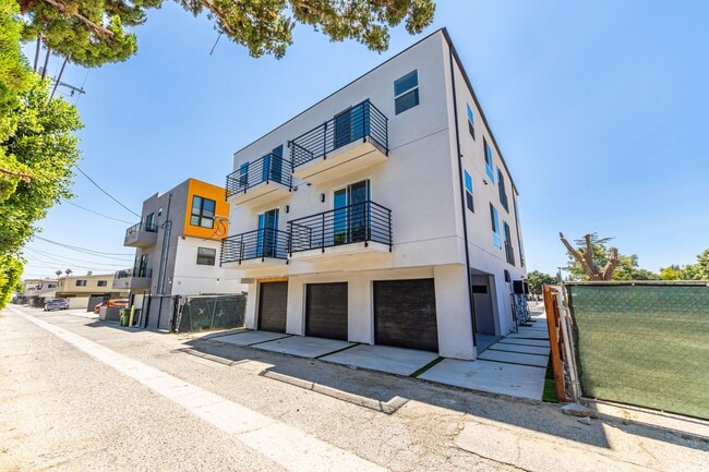 Foto del edificio - Sleek and spacious 4-bedroom, 4.5-bathroom...