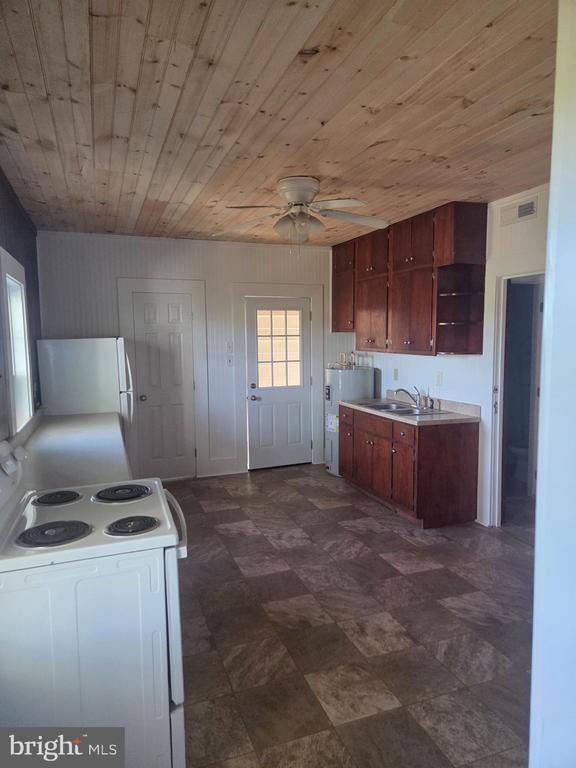 Foto del edificio - 24790 Colton Point Rd