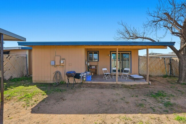 Foto del edificio - 2439 Parkside Dr