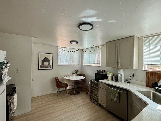 Building Photo - 1046 Harrison St