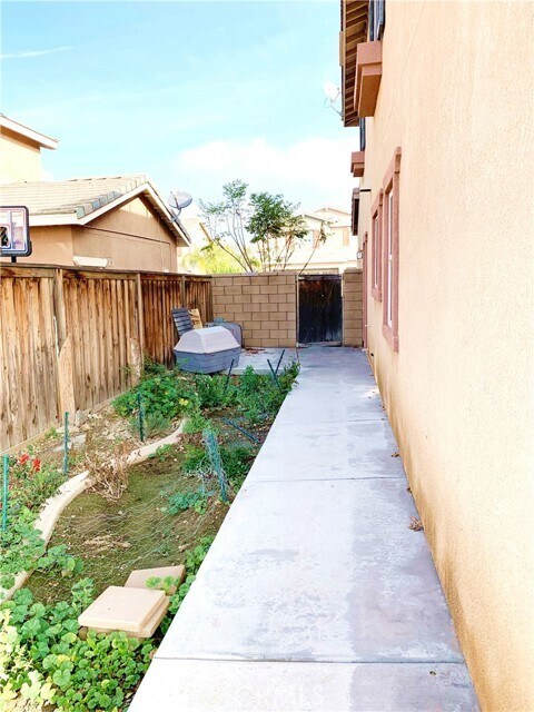 Building Photo - 45023 Sonia Dr