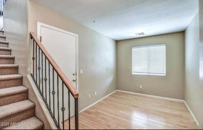 Building Photo - 880 W Aspen Way