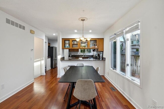 Building Photo - 677 E Lincoln St