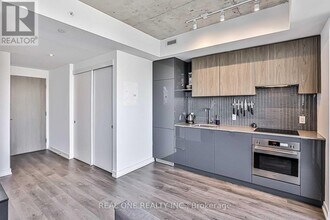 Building Photo - 161 Roehampton Ave