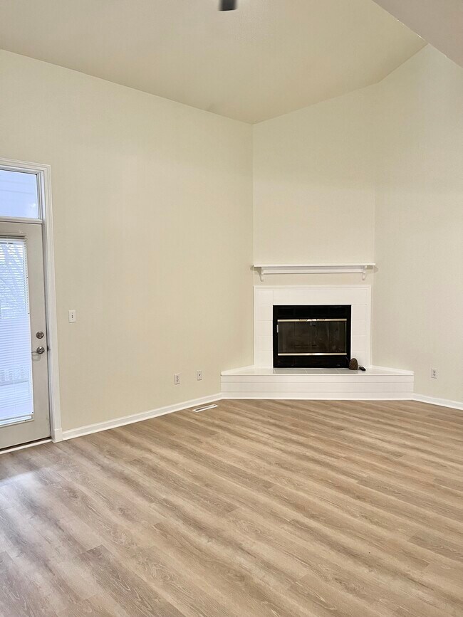 Sala de estar con chimenea de gas - 984 22nd Ave