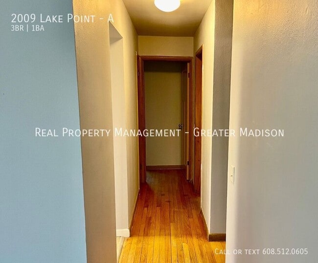 Building Photo - Newly Renovated 3 Bedroom Apartment