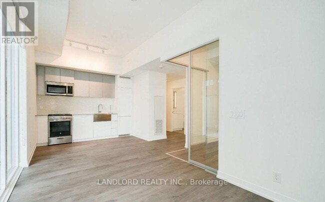 Building Photo - 270 Dufferin St