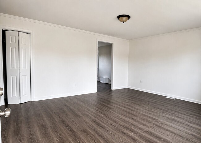Building Photo - 7 Lazarcheff Dr