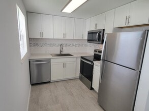 Building Photo - 613 Fanshaw N