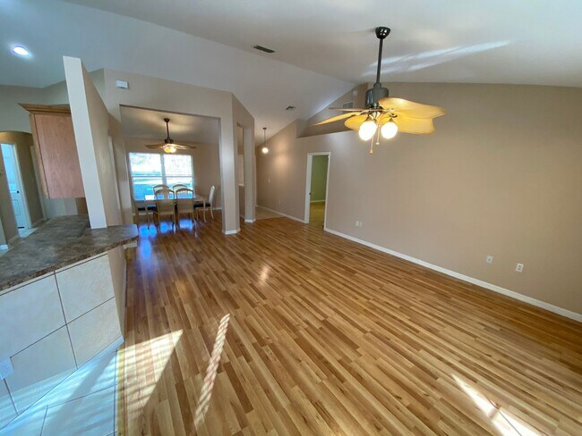 Foto del edificio - ANNUAL LEASE - Large 3Bedroom - 2 Bath - 2...