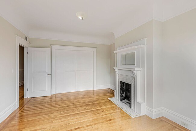 Foto del edificio - Stylish Top-Floor Two Bedroom and One and ...