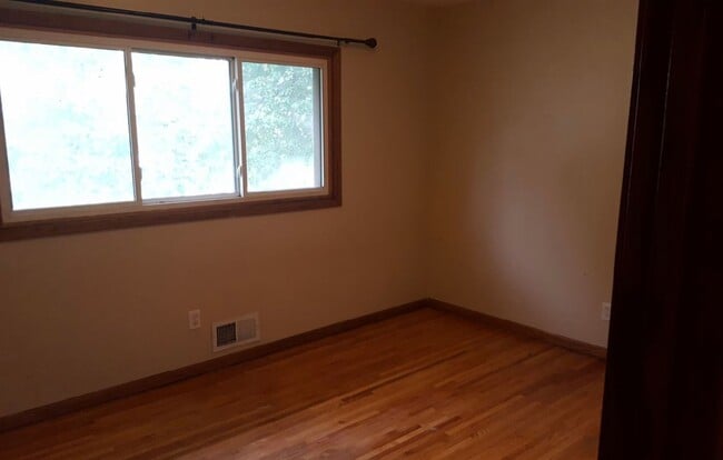 Building Photo - Spacious 3 bedroom 2 bath in St. Paul Park!
