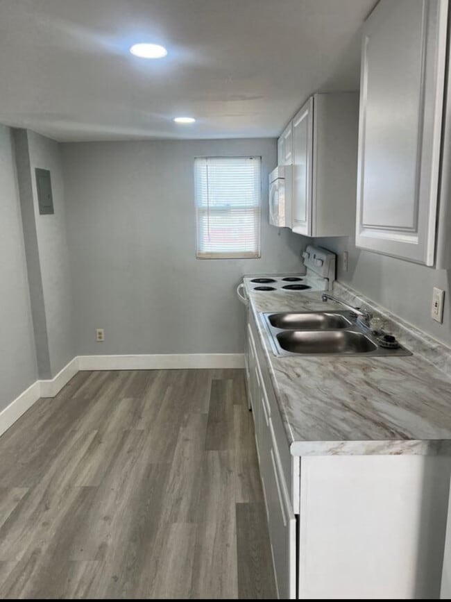 Building Photo - 806 Center St