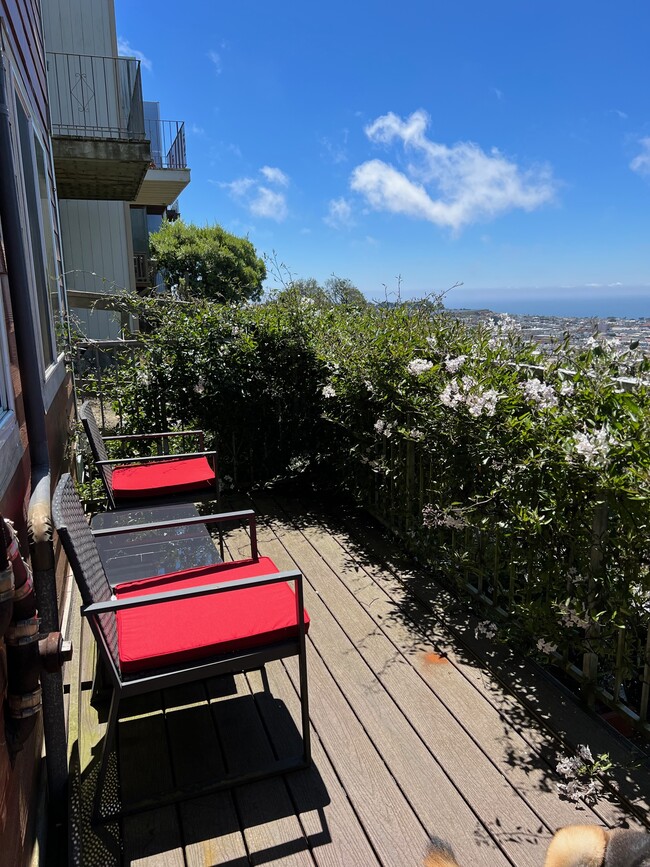 Balcony with patio table and chairs and unrestricted view to Pacific Ocean - 1627 15th Ave