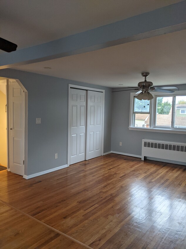 LIVING ROOM - 1403 James St