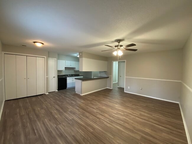 Building Photo - 4876 Summitridge Dr