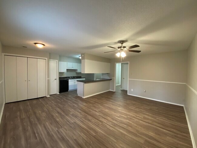 Foto del edificio - 4876 Summitridge Dr
