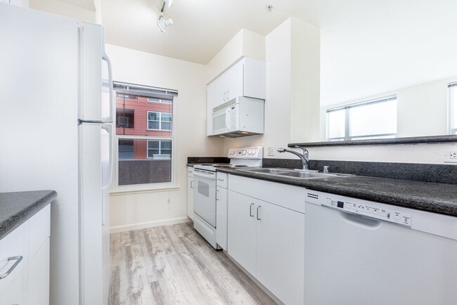 Building Photo - Spacious Ingleside Heights Condo w/ Private Patio & Parking!