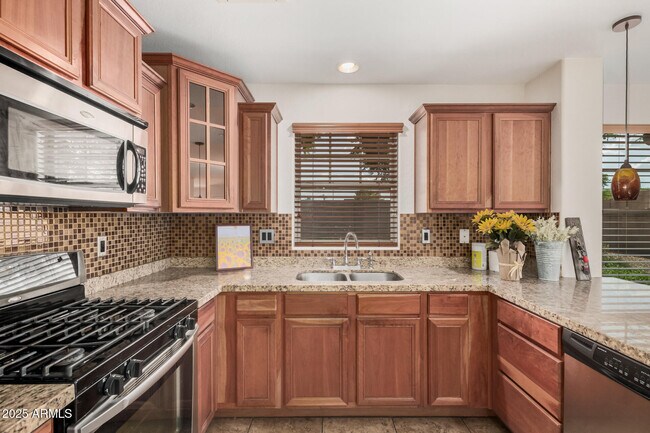 Foto del edificio - 3155 E Harrison St