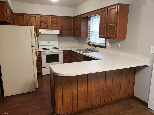 Foto del edificio - 3 br, 1.5 bath Townhome - 1435 S Center Rd