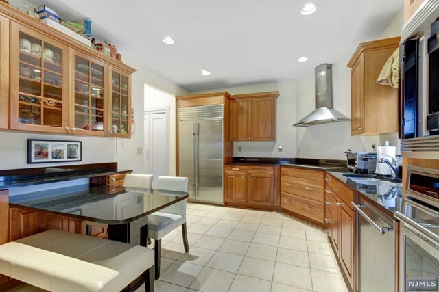 Building Photo - 1055 River Rd