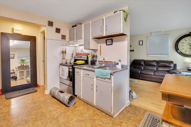 Building Photo - 1580 Hartford-New London Turnpike