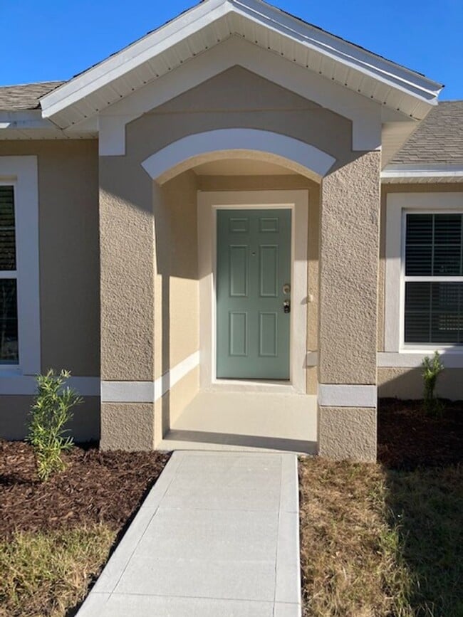 Foto del edificio - Like new 3/2/2 with screened in porch! Located close to the beach, shopping, parks and so much mo...