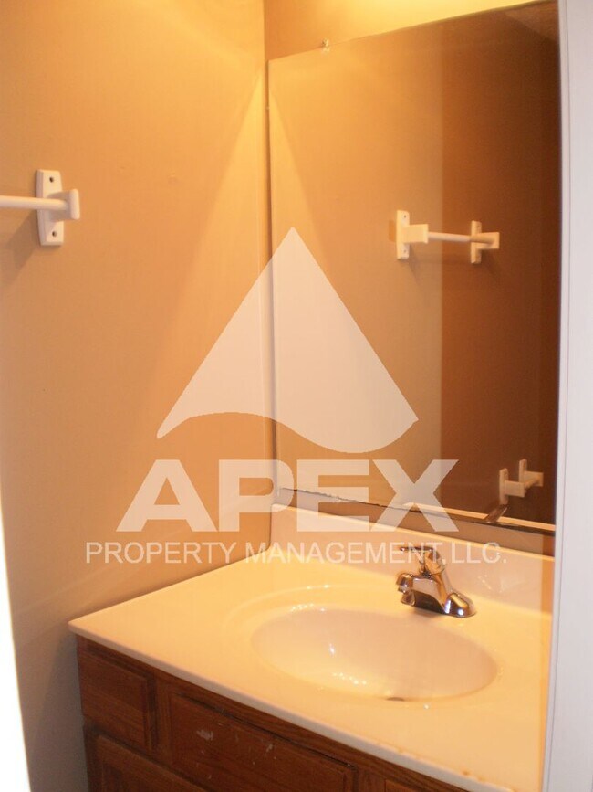 Foto del edificio - Nice 2 Bd | 1.5 Ba Townhouse in West Knox ...