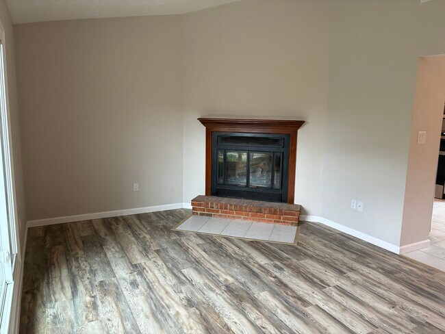 Foto del edificio - 1204 Hollowbrook Dr