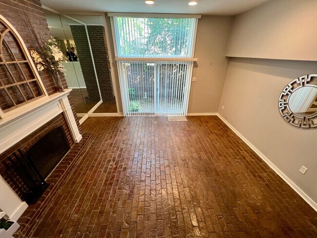 Foto del edificio - Luxurious 4-Bedroom Townhome in the Heart ...