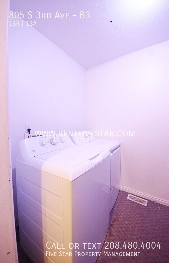 Building Photo - Male Student Housing Room! Visit rentfives...