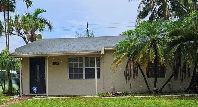 Building Photo - 3911 SW 27th St