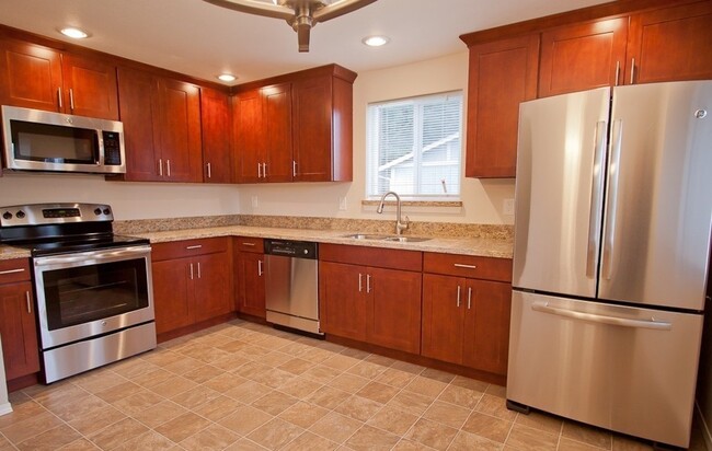 Large eat in kitchen with granite counters - 214 142nd St E