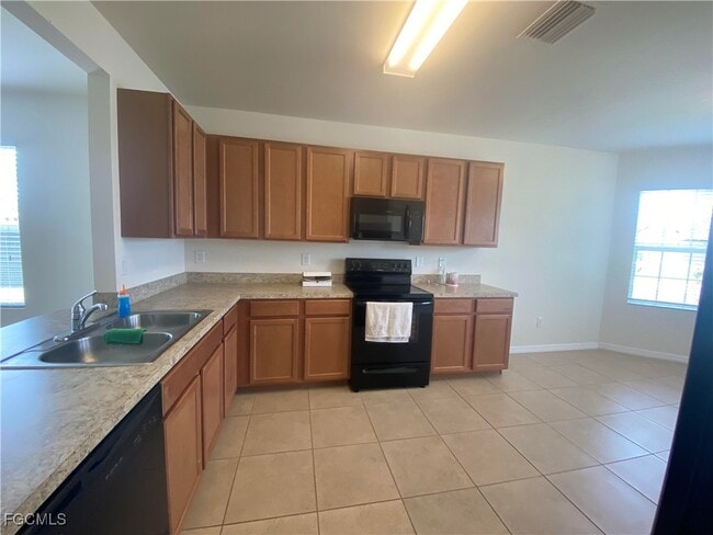 Building Photo - 504 SW 9th Ave