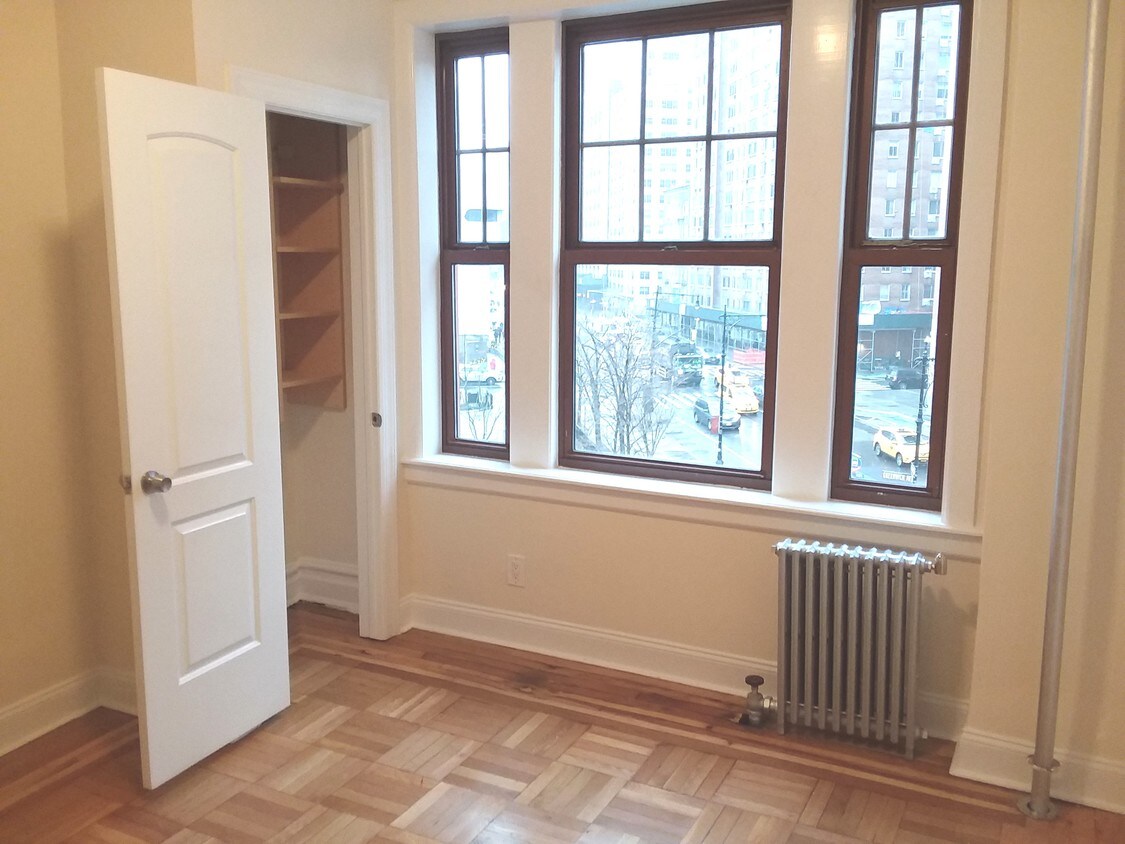 Foto principal - 201 W 11th St